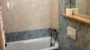apartament 4-os nr 34, posiada dwie łazienki