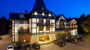 Hotel z zewnątrz o zmierzchu