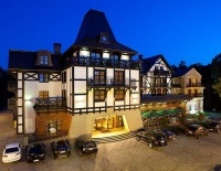 Hotel z zewnątrz o zmierzchu
