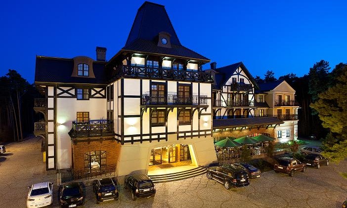 Hotel z zewnątrz o zmierzchu